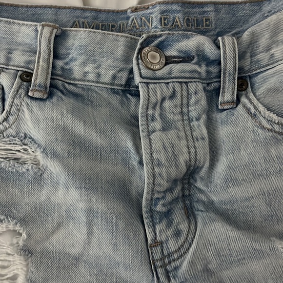 AMERICAN EAGLE Distressed Light Wash MOM Jean Shorts - Picture 4 of 10